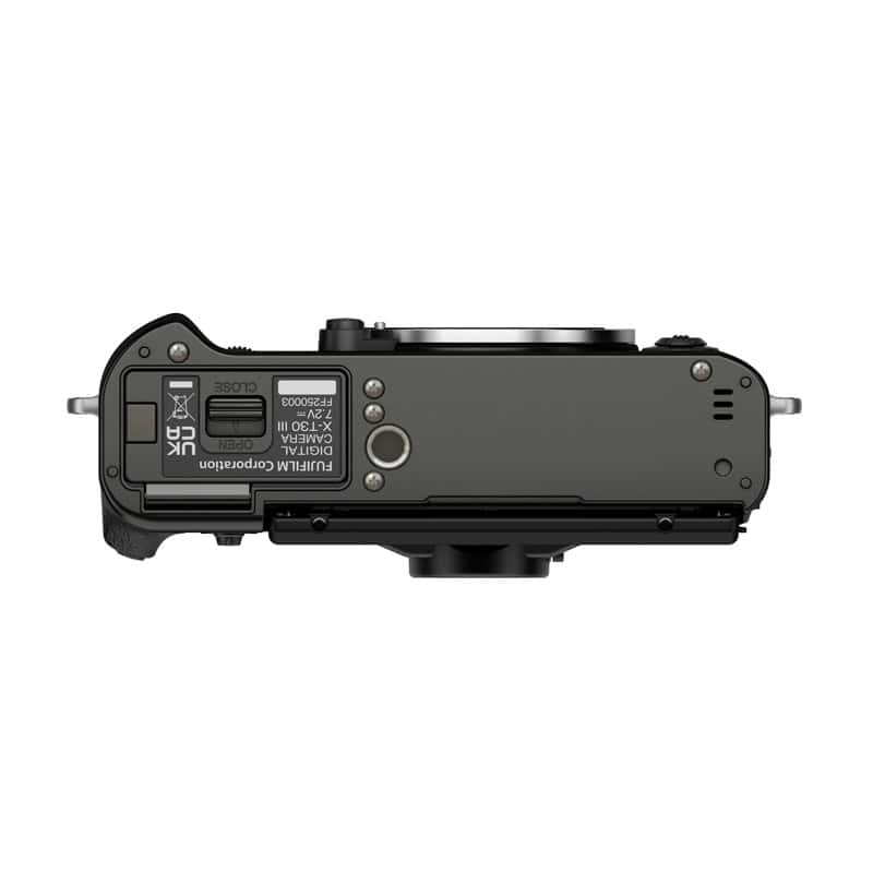 Unterseite der Fujifilm X-T30 III in anthrazit, mit Akku und Anschlussbuchsen sichtbar.