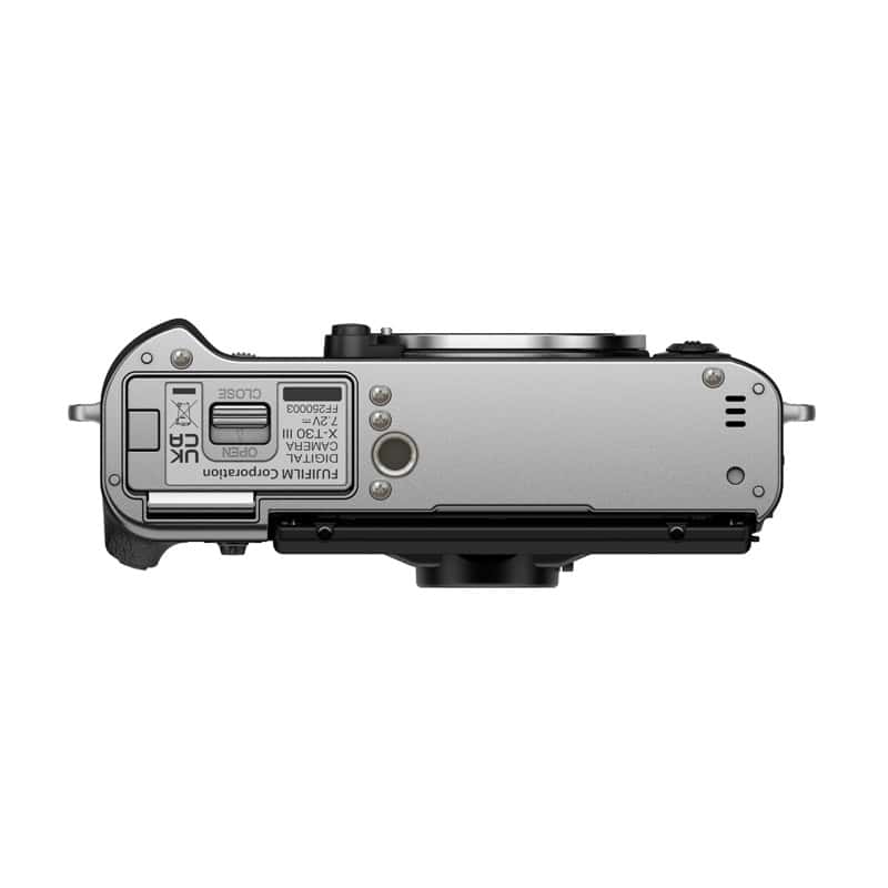 Unterseite der Fujifilm X-T30 III silber Kamera ohne Objektiv.