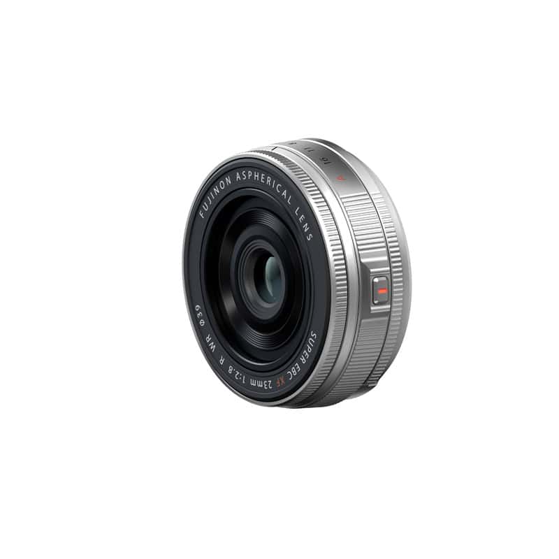 Fujinon XF23mm F2.8 R WR silber Objektiv auf weißem Hintergrund.